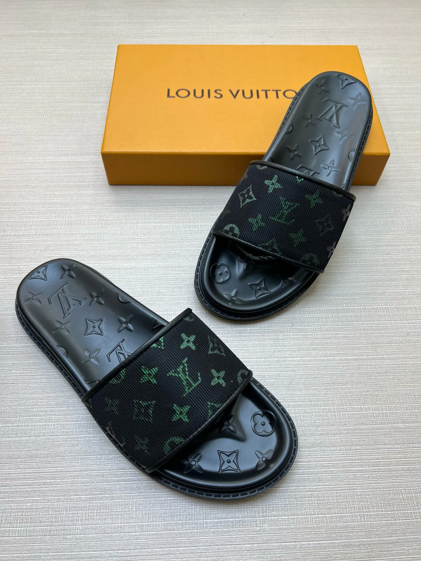 P270🏆Louis Vuitton 🏆[Louis Vuitton] Spring/Summer 2025 [Men's Flip Flops] 🎯🎯As an active family in the fashion industry ⭐ Lv is characterized by bold innovation ⚡Create this casual business style for Chinese fashionable men ✨The fabric is made of imported high-grade cowhide 🔥 Clean and neat ⚡Fashionable and elegant🌹Breathable, sweat-absorbent and deodorant👈So luxurious, high-end and domineering. 👍Must be sold if you repost the picture. Number of yards: 38--46. Color: 🎉 For large quantities. Welcome to repost.